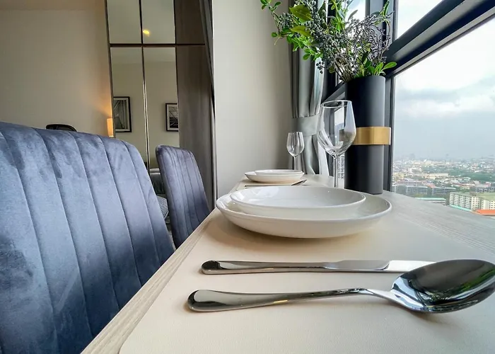 Near Bts L Sukhumvit L Pool And Sauna 曼谷