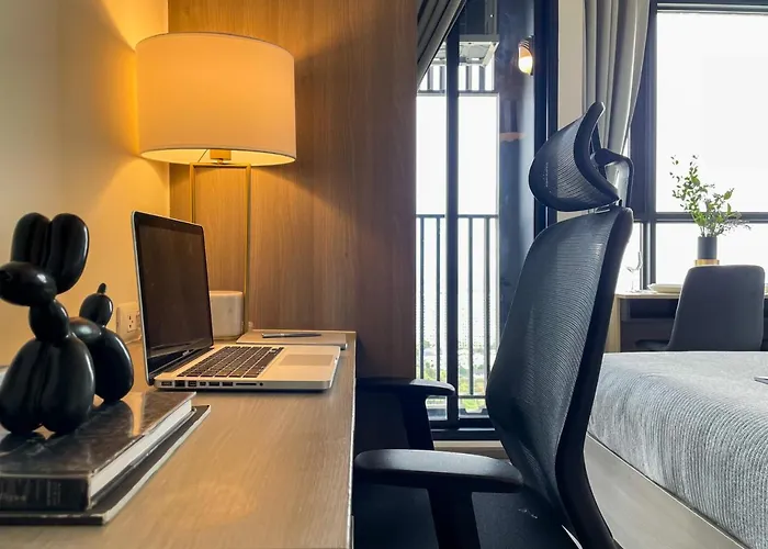 Near Bts L Sukhumvit L Pool And Sauna 公寓