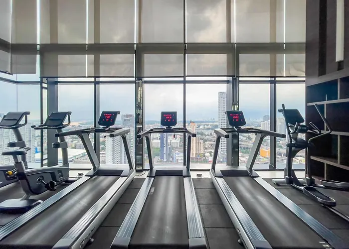 Near Bts L Sukhumvit L Pool And Sauna 公寓